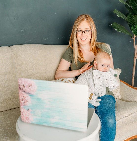 Mama watching online breastfeeding basics course